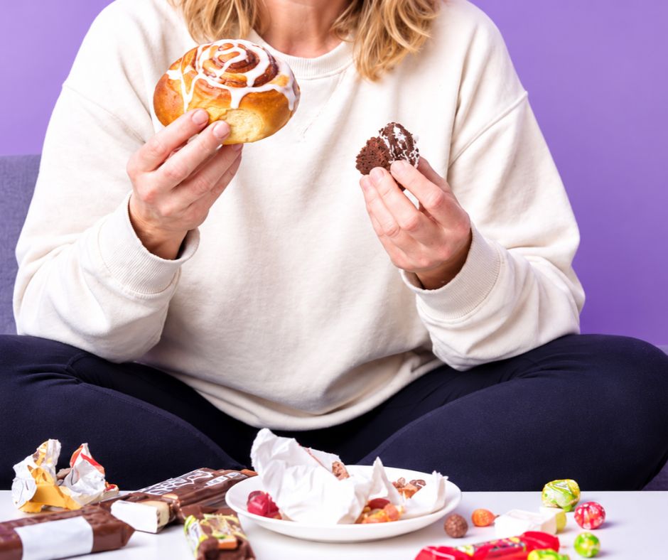 Femme entourée de produits sucrés - Dépendance au sucre - LASER FREE ADDICT