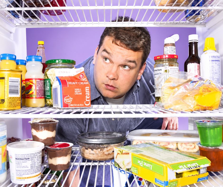 Homme devant un réfrigérateur ouvert - Troubles du comportement alimentaire - LASER FREE ADDICT